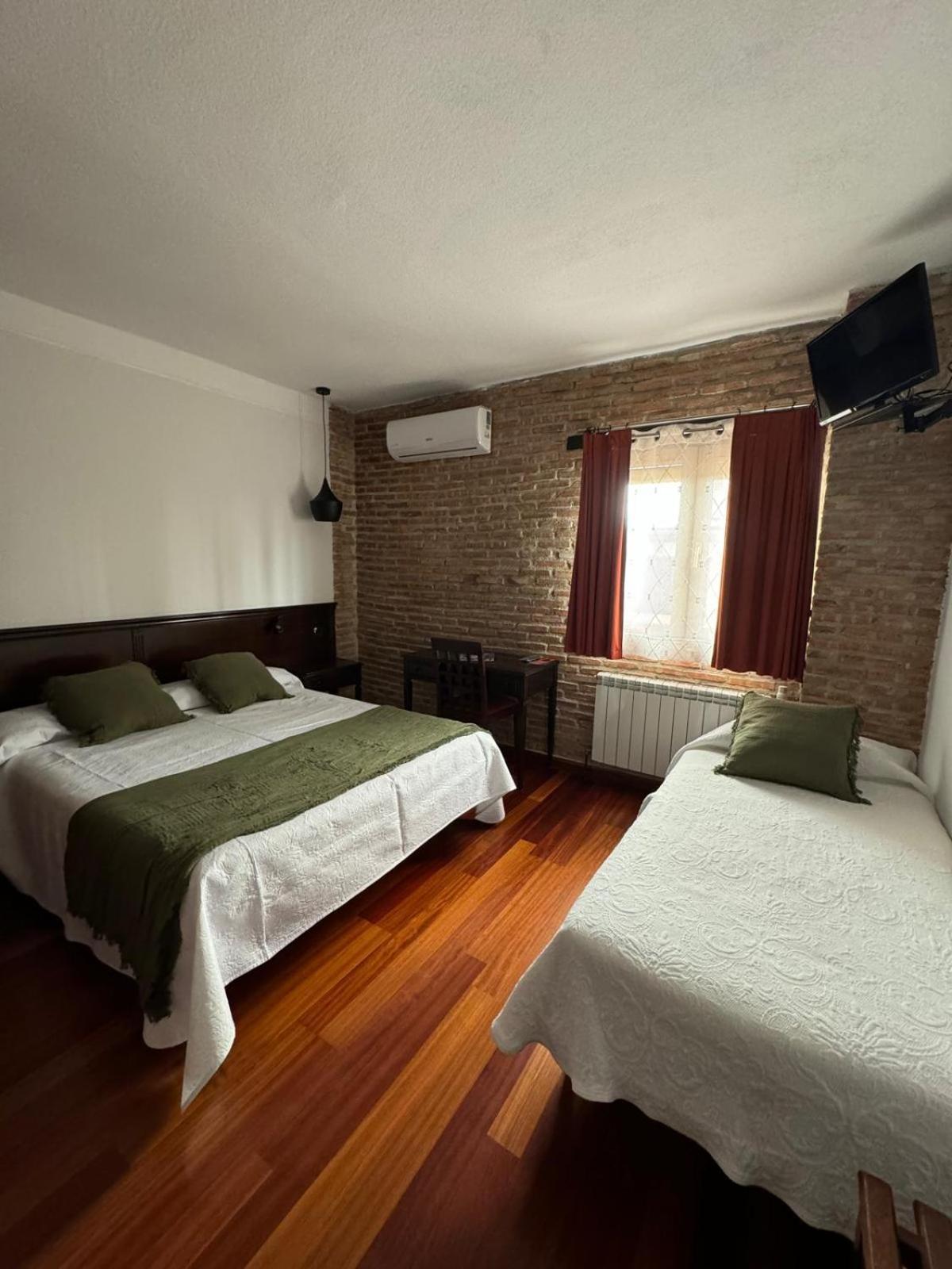 Hospedium Hotel La Fuente Candelario Exterior photo