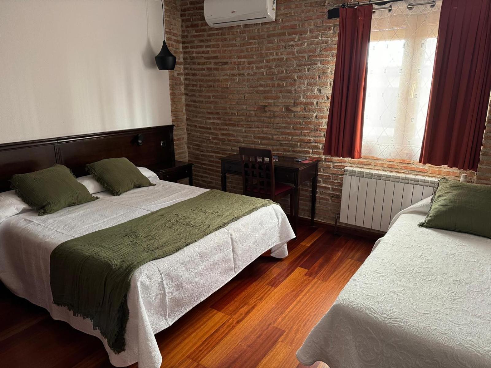 Hospedium Hotel La Fuente Candelario Exterior photo