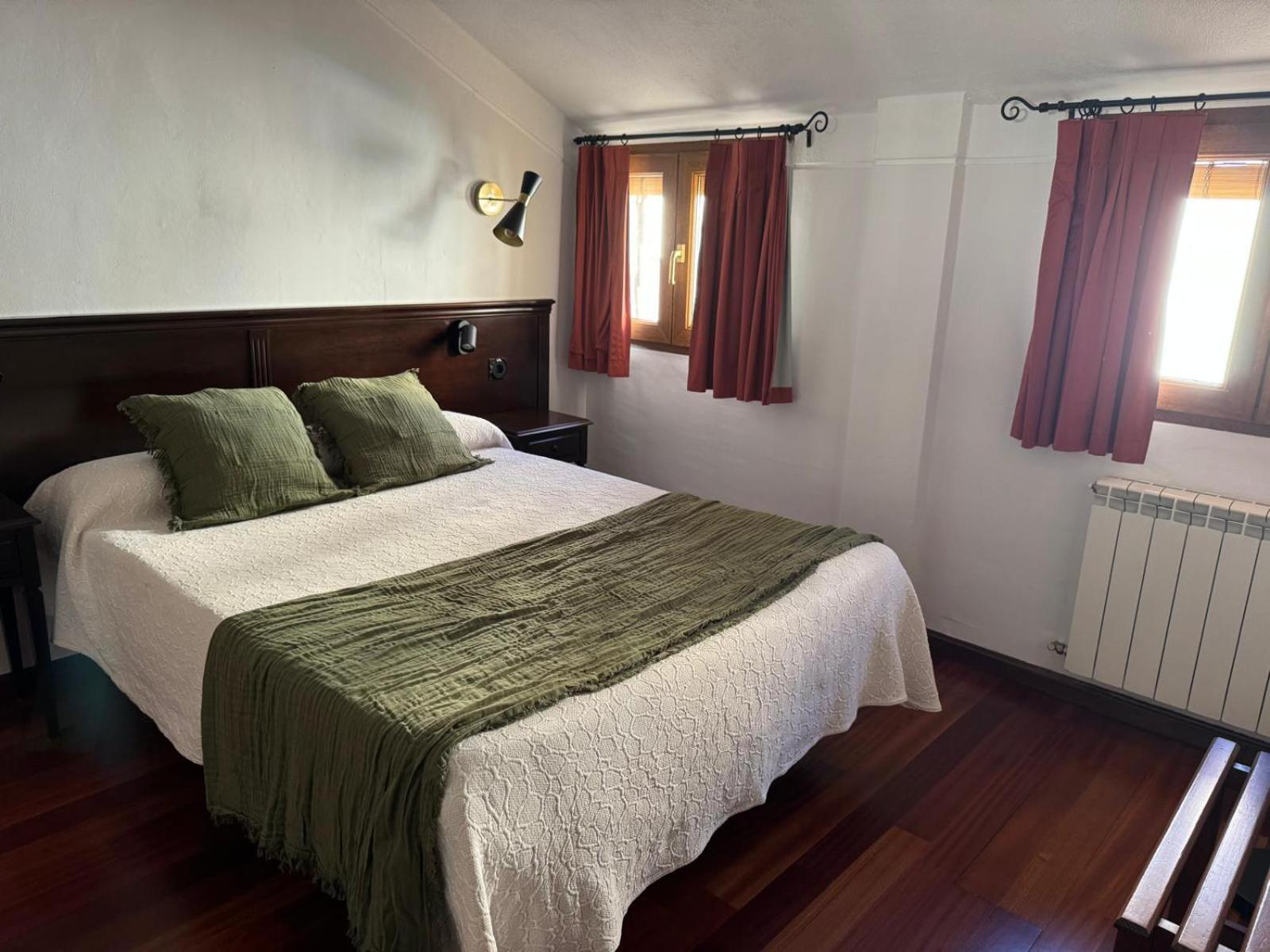 Hospedium Hotel La Fuente Candelario Exterior photo